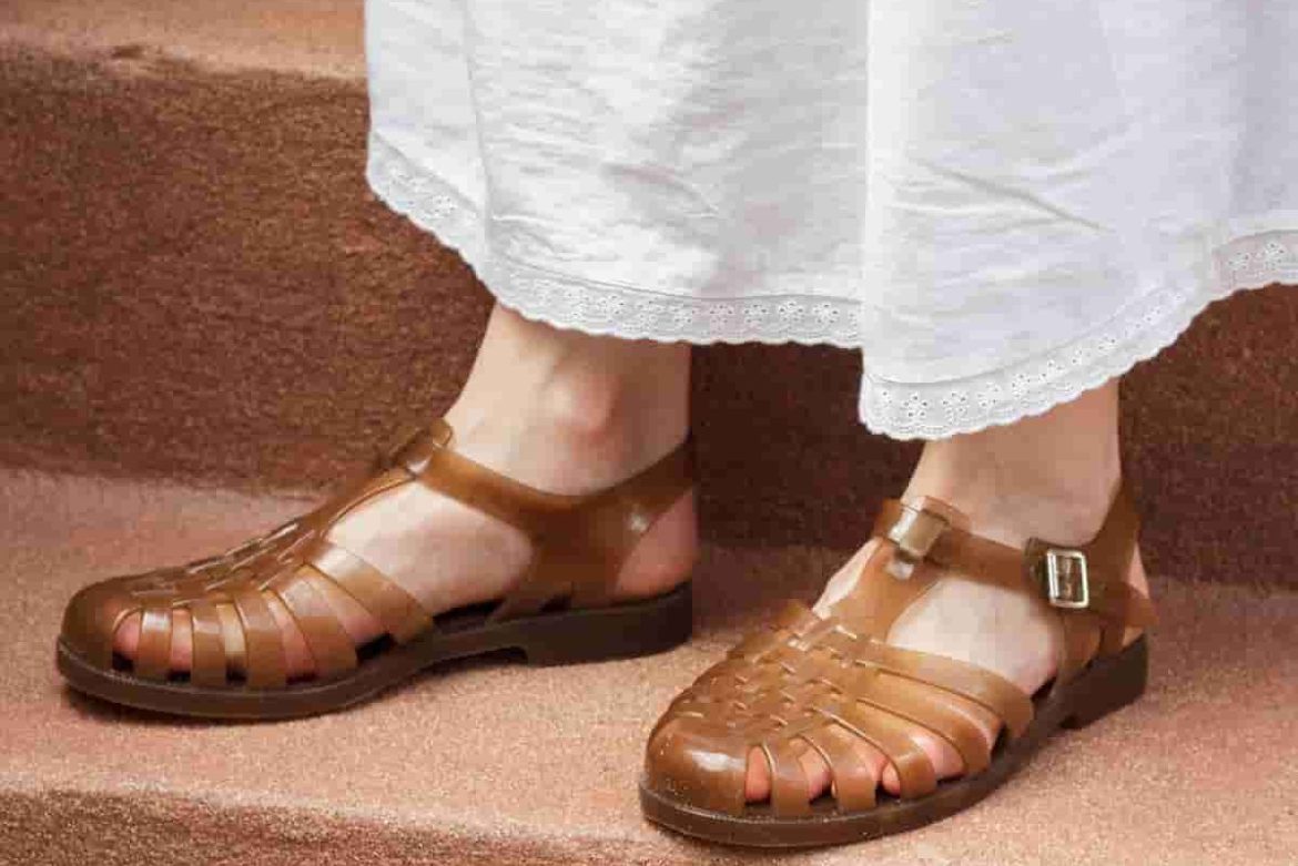 Women’s sandals in Australia can be paired with jeans