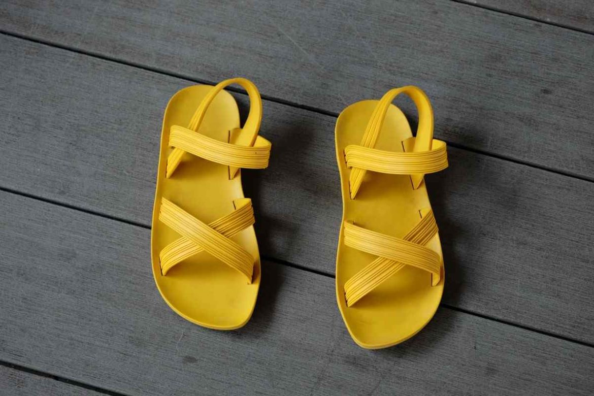 Buy the best types of flat sandals at a cheap price
