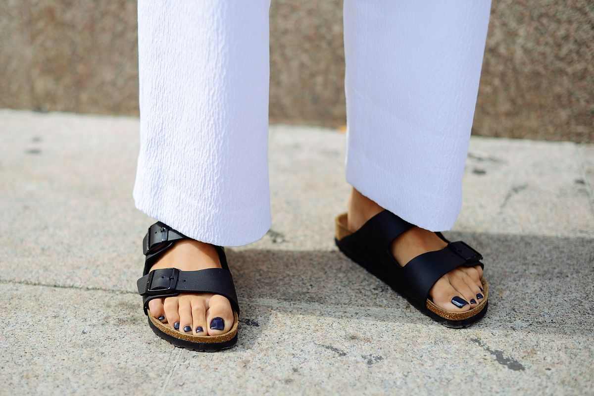  Buy the best types of flat sandals at a cheap price 